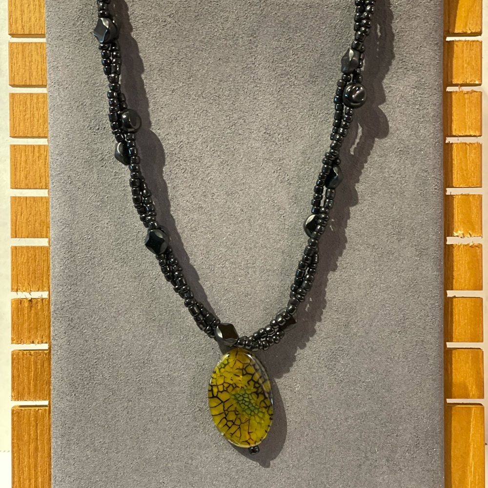 Black beaded twist necklace with agate pendant